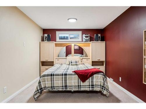 7644 Hunterburn Hill Nw, Calgary, AB - Indoor Photo Showing Bedroom