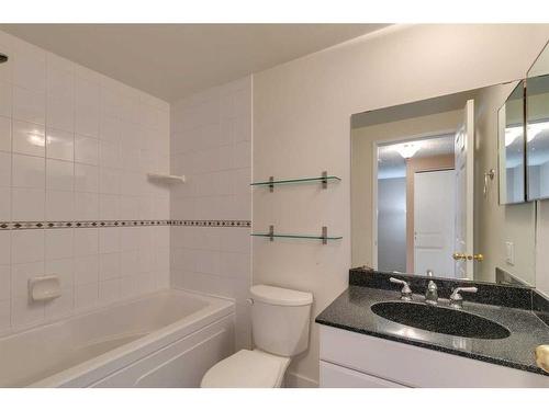 3507 49 Street Sw, Calgary, AB - Indoor Photo Showing Bathroom