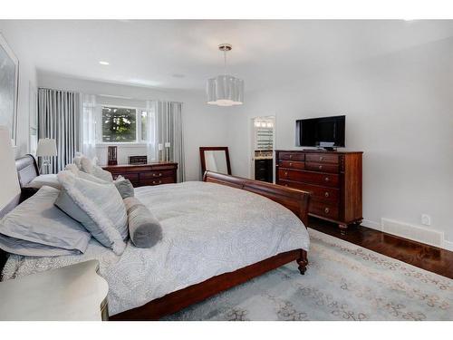 7211 Kananaskis Drive Sw, Calgary, AB - Indoor Photo Showing Bedroom