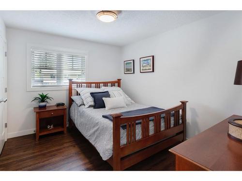 7211 Kananaskis Drive Sw, Calgary, AB - Indoor Photo Showing Bedroom