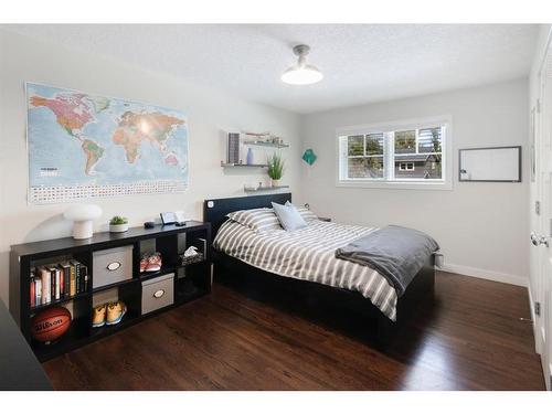 7211 Kananaskis Drive Sw, Calgary, AB - Indoor Photo Showing Bedroom