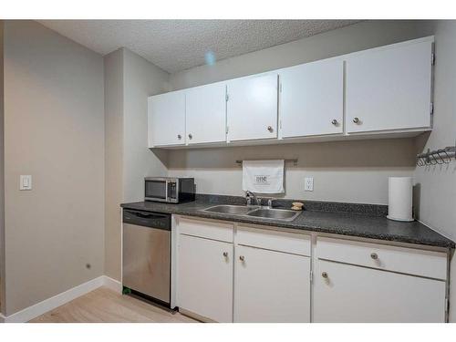 406-4944 Dalton Drive Nw, Calgary, AB - Indoor Photo Showing Kitchen With Double Sink