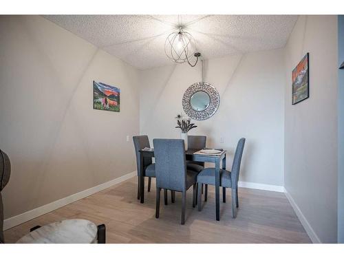 406-4944 Dalton Drive Nw, Calgary, AB - Indoor Photo Showing Dining Room