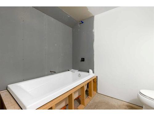 21 Deer River Green Se, Calgary, AB - Indoor Photo Showing Bathroom