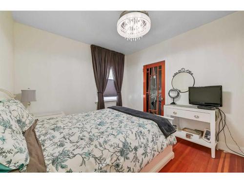 314 10 Avenue Ne, Calgary, AB - Indoor Photo Showing Bedroom