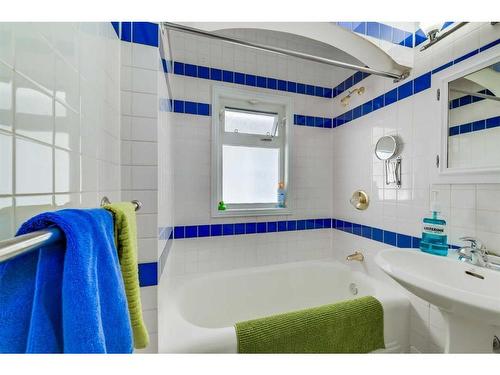 314 10 Avenue Ne, Calgary, AB - Indoor Photo Showing Bathroom