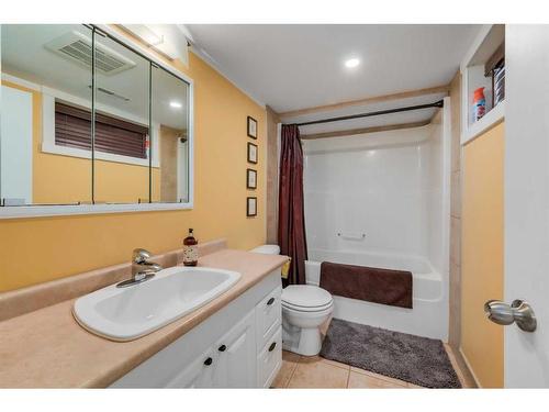 314 10 Avenue Ne, Calgary, AB - Indoor Photo Showing Bathroom