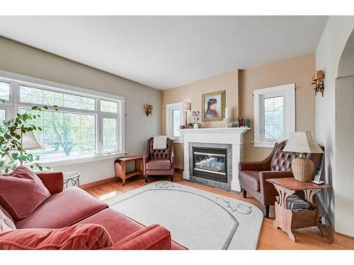 314 10 Avenue Ne, Calgary, AB - Indoor Photo Showing Living Room With Fireplace