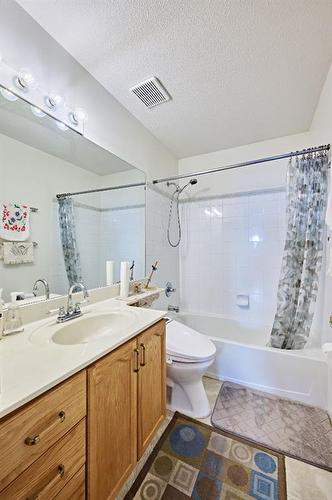843 Harvest Hills Drive Ne, Calgary, AB - Indoor Photo Showing Bathroom