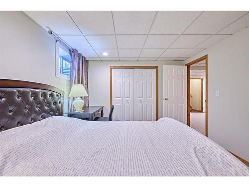 843 Harvest Hills Drive Ne, Calgary, AB - Indoor Photo Showing Bedroom