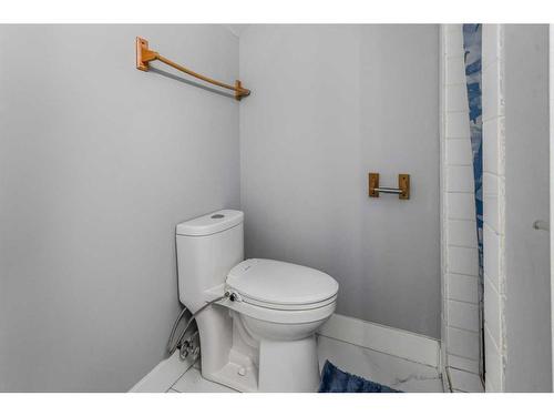 44 Falmead Road Ne, Calgary, AB - Indoor Photo Showing Bathroom