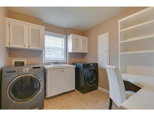 51 Edelweiss Crescent Nw, Calgary, AB - Indoor Photo Showing Laundry Room