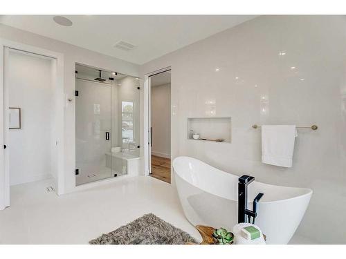1619 9 Street Nw, Calgary, AB - Indoor Photo Showing Bathroom