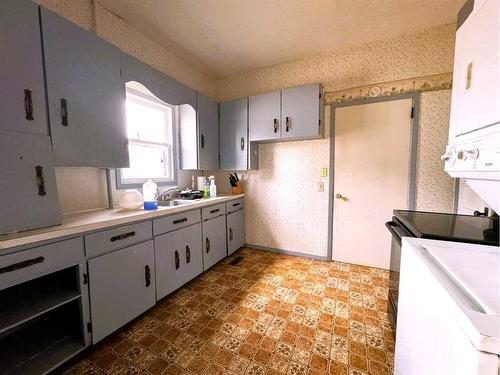 329 2 Street West, Bow Island, AB - Indoor Photo Showing Kitchen