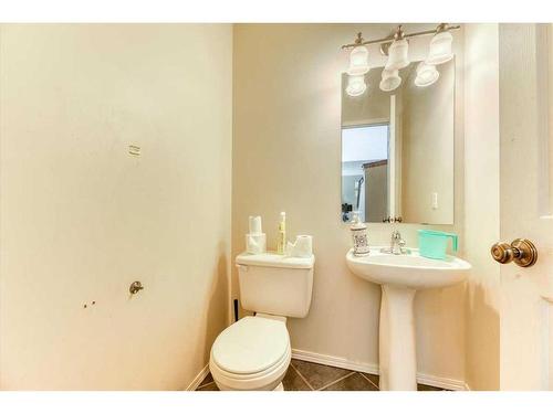 10 Hidden Circle Nw, Calgary, AB - Indoor Photo Showing Bathroom