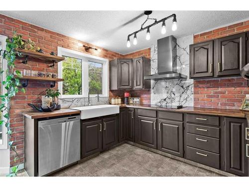 36 Hawkwood Road Nw, Calgary, AB - Indoor Photo Showing Kitchen With Upgraded Kitchen