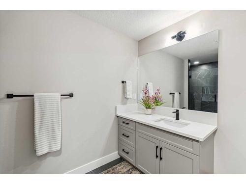 110-15 Cougar Ridge Landing Sw, Calgary, AB - Indoor Photo Showing Bathroom