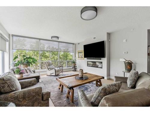 110-15 Cougar Ridge Landing Sw, Calgary, AB - Indoor Photo Showing Living Room