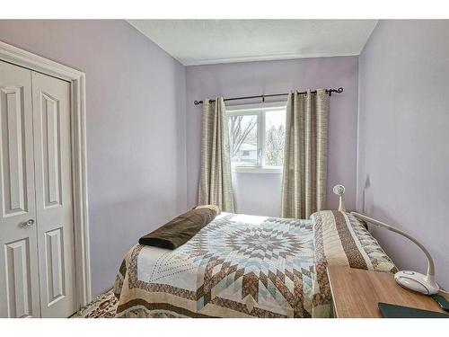 724 64 Avenue Nw, Calgary, AB - Indoor Photo Showing Bedroom