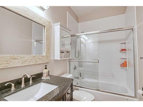 724 64 Avenue Nw, Calgary, AB - Indoor Photo Showing Bathroom