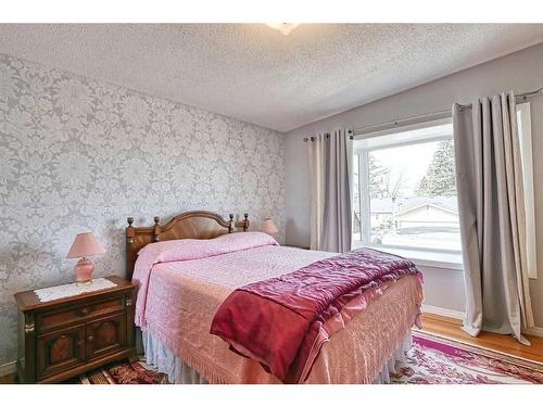 724 64 Avenue Nw, Calgary, AB - Indoor Photo Showing Bedroom