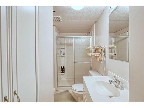 724 64 Avenue Nw, Calgary, AB - Indoor Photo Showing Bathroom