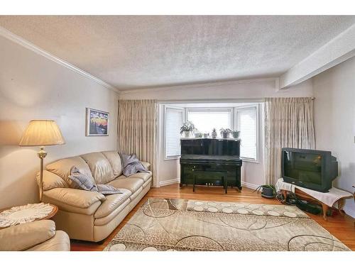 724 64 Avenue Nw, Calgary, AB - Indoor Photo Showing Living Room