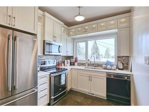 724 64 Avenue Nw, Calgary, AB - Indoor Photo Showing Kitchen