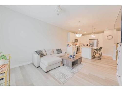 31 Crestbrook Drive Sw, Calgary, AB - Indoor Photo Showing Living Room