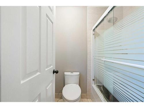 59 Signature Heights Sw, Calgary, AB - Indoor Photo Showing Bathroom