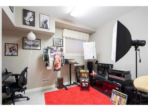 59 Signature Heights Sw, Calgary, AB - Indoor Photo Showing Other Room