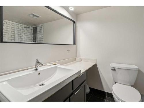 240-1304 15 Avenue Sw, Calgary, AB - Indoor Photo Showing Bathroom
