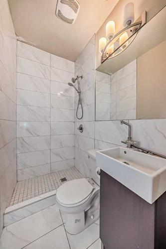 114 7 Avenue Nw, Calgary, AB - Indoor Photo Showing Bathroom