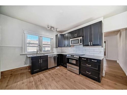 114 7 Avenue Nw, Calgary, AB - Indoor Photo Showing Kitchen With Upgraded Kitchen