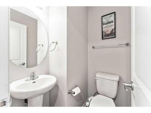 127 Copperpond Common Se, Calgary, AB - Indoor Photo Showing Bathroom