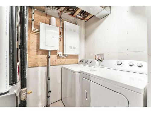 127 Copperpond Common Se, Calgary, AB - Indoor Photo Showing Laundry Room