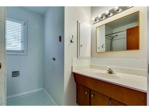 4747 Nipawin Crescent Nw, Calgary, AB - Indoor Photo Showing Bathroom