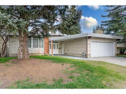 10 Varshaven Place NW Calgary, AB T3A 0E1