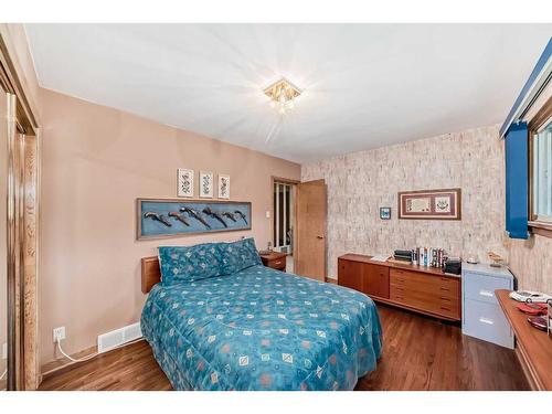 2608 13 Avenue Nw, Calgary, AB - Indoor Photo Showing Bedroom