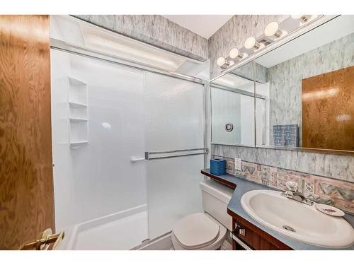 2608 13 Avenue Nw, Calgary, AB - Indoor Photo Showing Bathroom