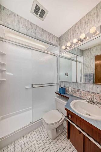 2608 13 Avenue Nw, Calgary, AB - Indoor Photo Showing Bathroom