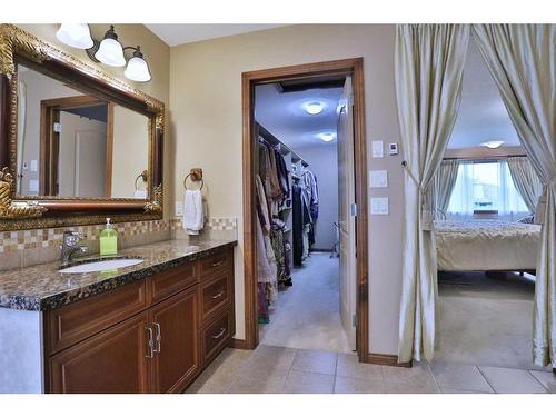 51 Hamptons Close Nw, Calgary, AB - Indoor Photo Showing Bathroom