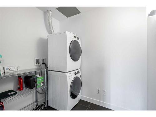1202-310 12 Avenue Sw, Calgary, AB - Indoor Photo Showing Laundry Room