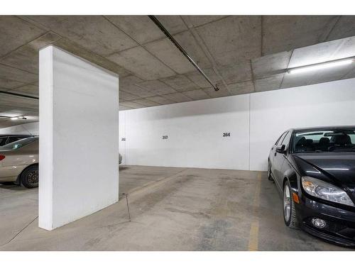 1202-310 12 Avenue Sw, Calgary, AB - Indoor Photo Showing Garage