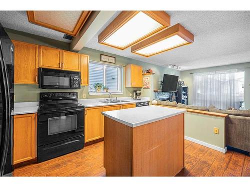 3339 Catalina Boulevard Ne, Calgary, AB - Indoor Photo Showing Kitchen With Double Sink