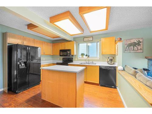 3339 Catalina Boulevard Ne, Calgary, AB - Indoor Photo Showing Kitchen