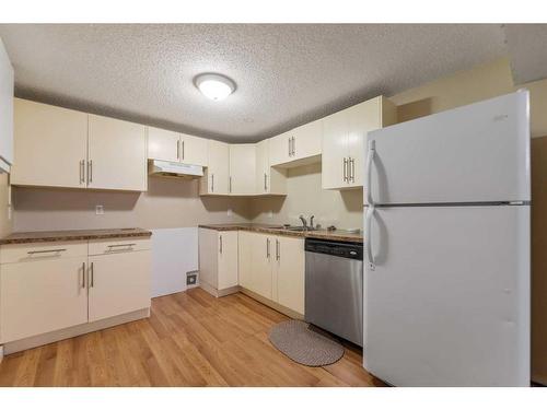 464 Malvern Close Ne, Calgary, AB - Indoor Photo Showing Kitchen With Double Sink