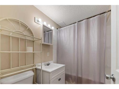 464 Malvern Close Ne, Calgary, AB - Indoor Photo Showing Bathroom