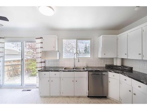 6324 Travois Crescent Nw, Calgary, AB - Indoor Photo Showing Kitchen With Double Sink