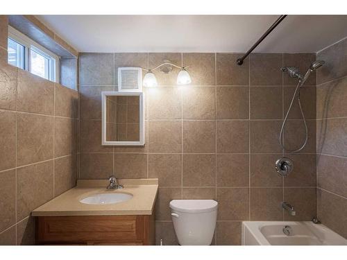 6324 Travois Crescent Nw, Calgary, AB - Indoor Photo Showing Bathroom